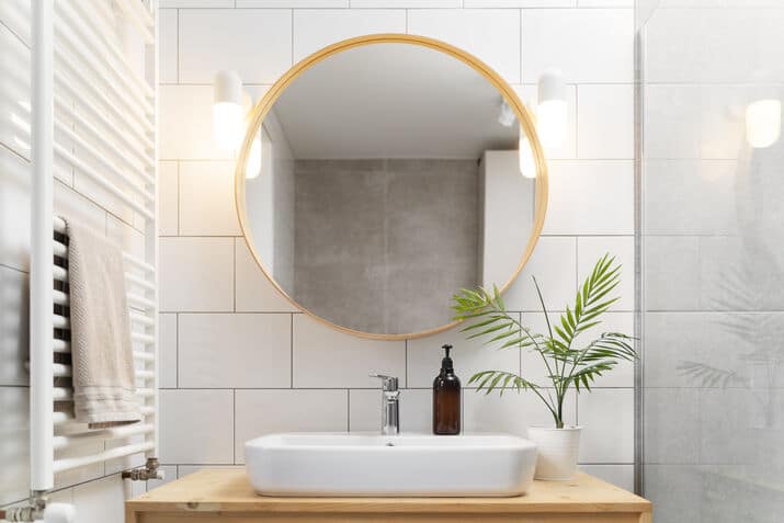 how to make a small bathroom look luxurious